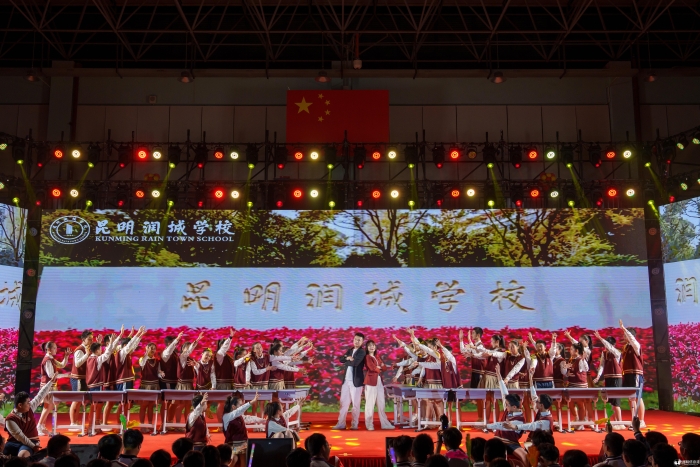 情景舞《课桌”跃“青春》