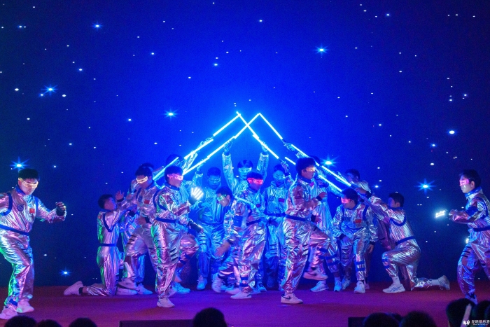 舞蹈《未来不是梦》高中