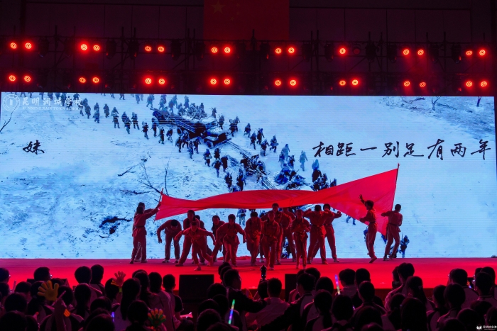 舞蹈《小河躺水之烽火家书》