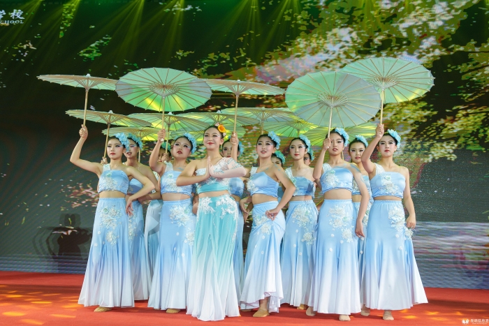 舞蹈《有一种叫云南的生活——”象“往的家园》