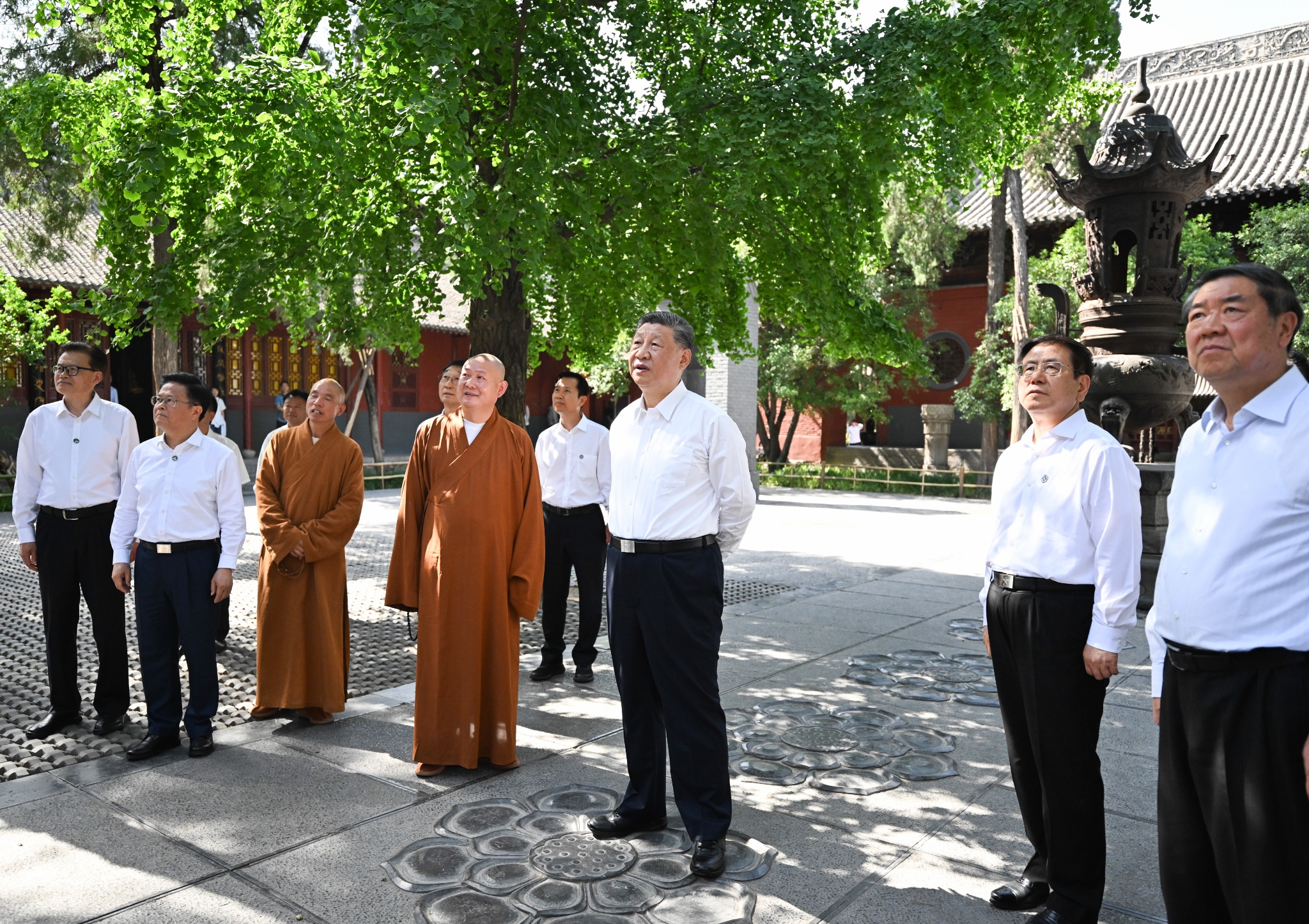 5月19日至20日,中共中央总书记、国家主席、中央军委主席习近平在河南考察。这是19日下午,习近平在洛阳白马寺考察。新华社记者 燕雁 摄