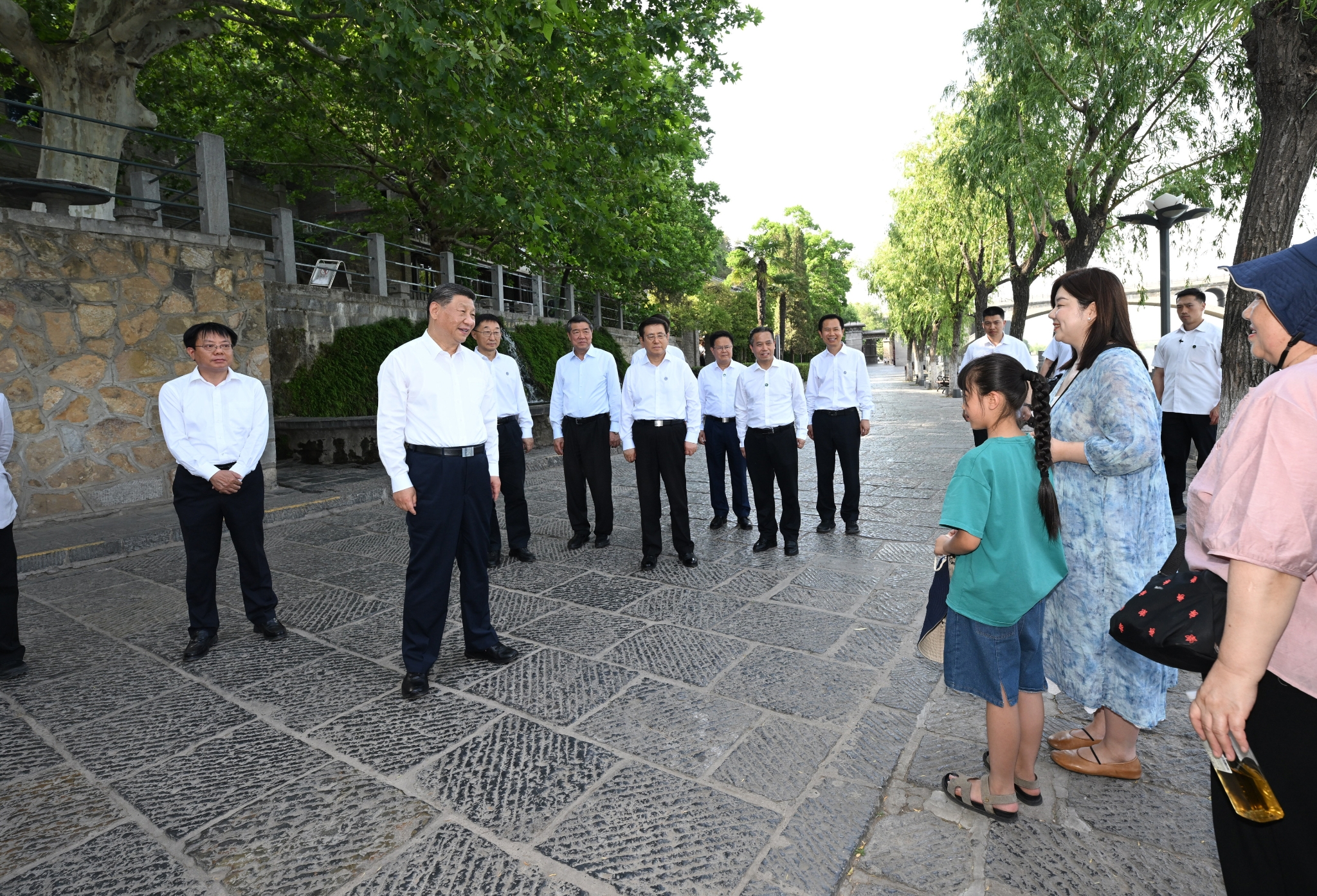 5月19日至20日,中共中央总书记、国家主席、中央军委主席习近平在河南考察。这是19日下午,习近平在洛阳龙门石窟考察时,同游客亲切交流。新华社记者 谢环驰 摄