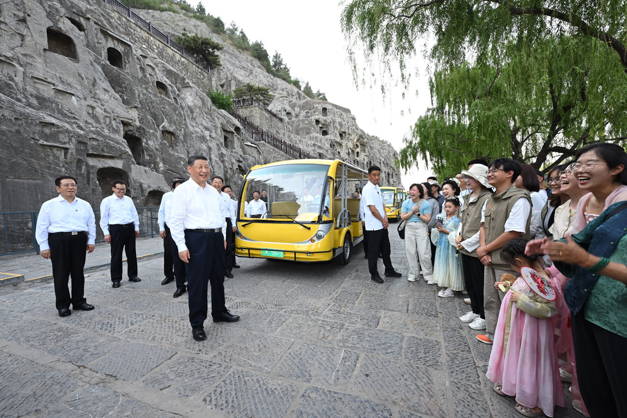5月19日至20日,中共中央总书记、国家主席、中央军委主席习近平在河南考察。这是19日下午,习近平在洛阳龙门石窟考察时,同游客亲切交流。新华社记者 谢环驰 摄