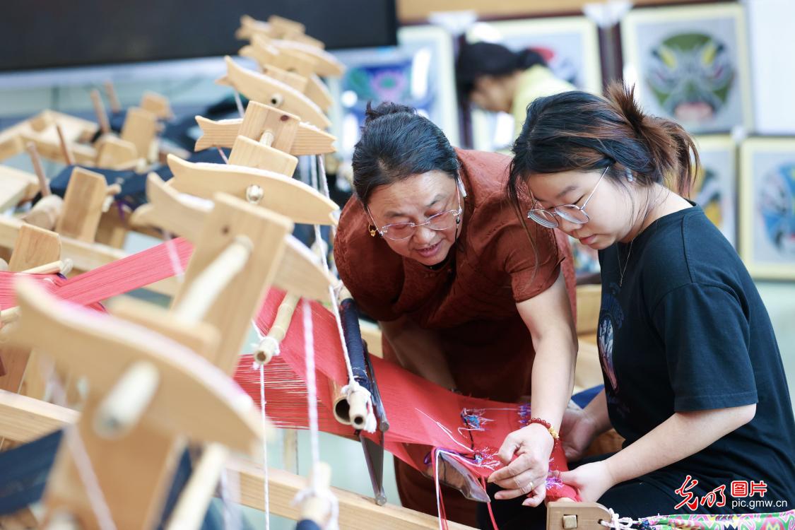 【文化和自然遗产日】非遗薪火代代传 匠心接力续华章 【文化和自然遗产日】非遗薪火代代传 匠心接力续华章