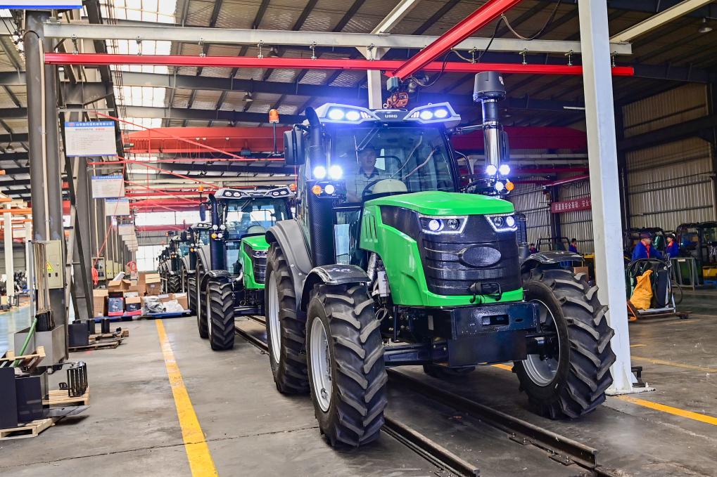 5月15日，在山东省青州经济开发区一家大型农机制造企业，工人调试检验出口海外的大马力拖拉机。新华社发（王继林 摄）