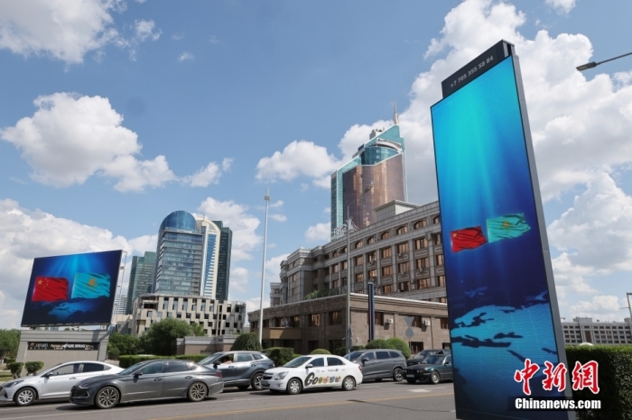 当地时间6月15日,哈萨克斯坦首都阿斯塔纳街头,中哈两国国旗飘扬。<a target='_blank' href='/'>中新社</a>记者 盛佳鹏 摄 当地时间6月15日,哈萨克斯坦首都阿斯塔纳街头,中哈两国国旗飘扬。<a target='_blank' href='/'>中新社</a>记者 盛佳鹏 摄