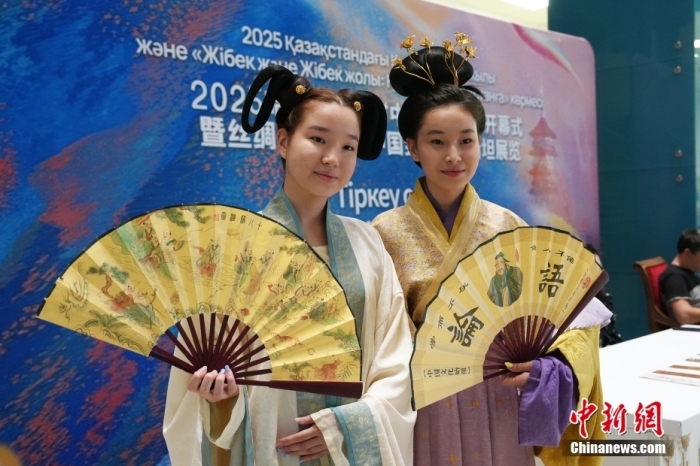 当地时间6月16日,哈萨克斯坦“中国旅游年”开幕式在位于阿斯塔纳的哈萨克斯坦国家博物馆举行。开幕式上举办了文艺演出、汉服时装秀、非遗体验等活动。图为身穿汉服的哈萨克斯坦青年在活动现场与观众互动。<a target='_blank' href='/'>中新社</a>记者 单璐 摄 当地时间6月16日,哈萨克斯坦“中国旅游年”开幕式在位于阿斯塔纳的哈萨克斯坦国家博物馆举行。开幕式上举办了文艺演出、汉服时装秀、非遗体验等活动。图为身穿汉服的哈萨克斯坦青年在活动现场与观众互动。<a target='_blank' href='/'>中新社</a>记者 单璐 摄