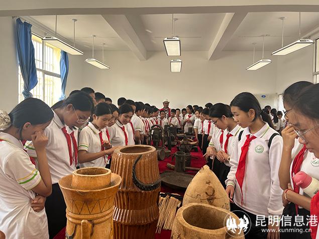 美育浸润计划带队老师岩坤为瑞丽中小学生举办云南少数民族濒危文化遗产校园特展