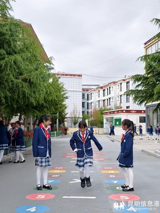 香格里拉美育浸润帮扶师生为实验小学绘制地面游戏