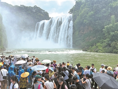 贵州安顺的黄果树瀑布受到游客青睐
