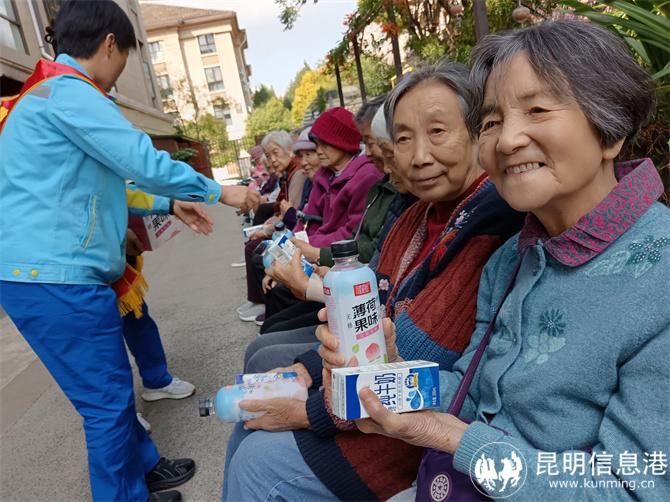 老人们对志愿者看望慰问的心意非常珍视露出笑容 老人们对志愿者看望慰问的心意非常珍视露出笑容