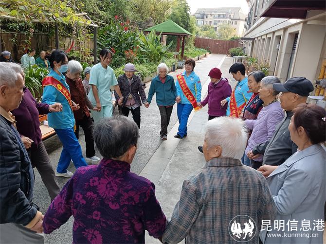 志愿者与老人一起跳《丽江三部曲》共绘民族团结梦 志愿者与老人一起跳《丽江三部曲》共绘民族团结梦