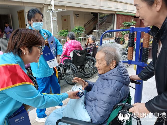 与老人及家属交谈了解日常起居和饮食身体情况 与老人及家属交谈了解日常起居和饮食身体情况
