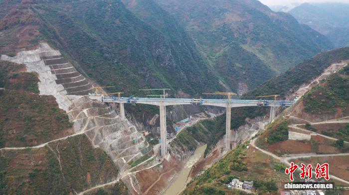 渝昆高铁洛泽河特大桥合龙 6686体育