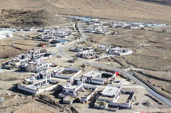 2025年12月11日，西藏定日县长所乡古荣村新貌。人民网记者 翁奇羽摄