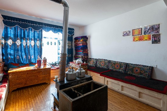 次仁普尺新家的客厅。人民网记者 翁奇羽摄