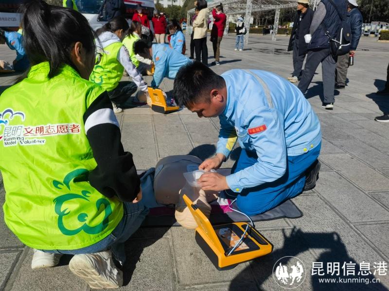 在志愿者指导下使用AED进行急救！
