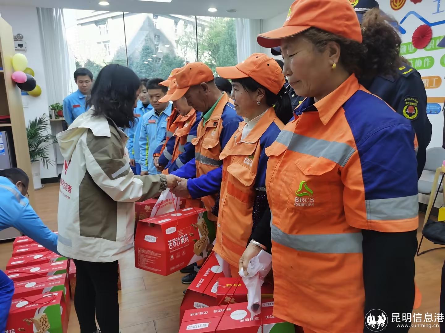 给环卫工人，城管人员发放慰问品2