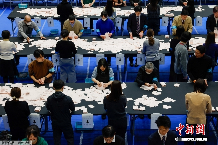 图为当地时间2月8日,日本东京,工作人员在一处计票站内工作。