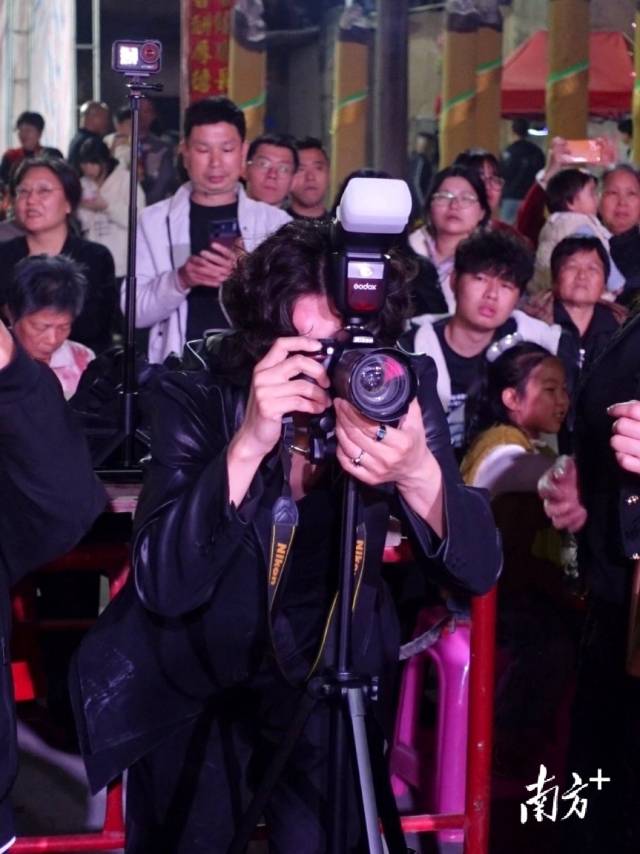 卢湘锐给村里的弟弟妹妹们拍照，10年前他也返乡办过“村晚”。