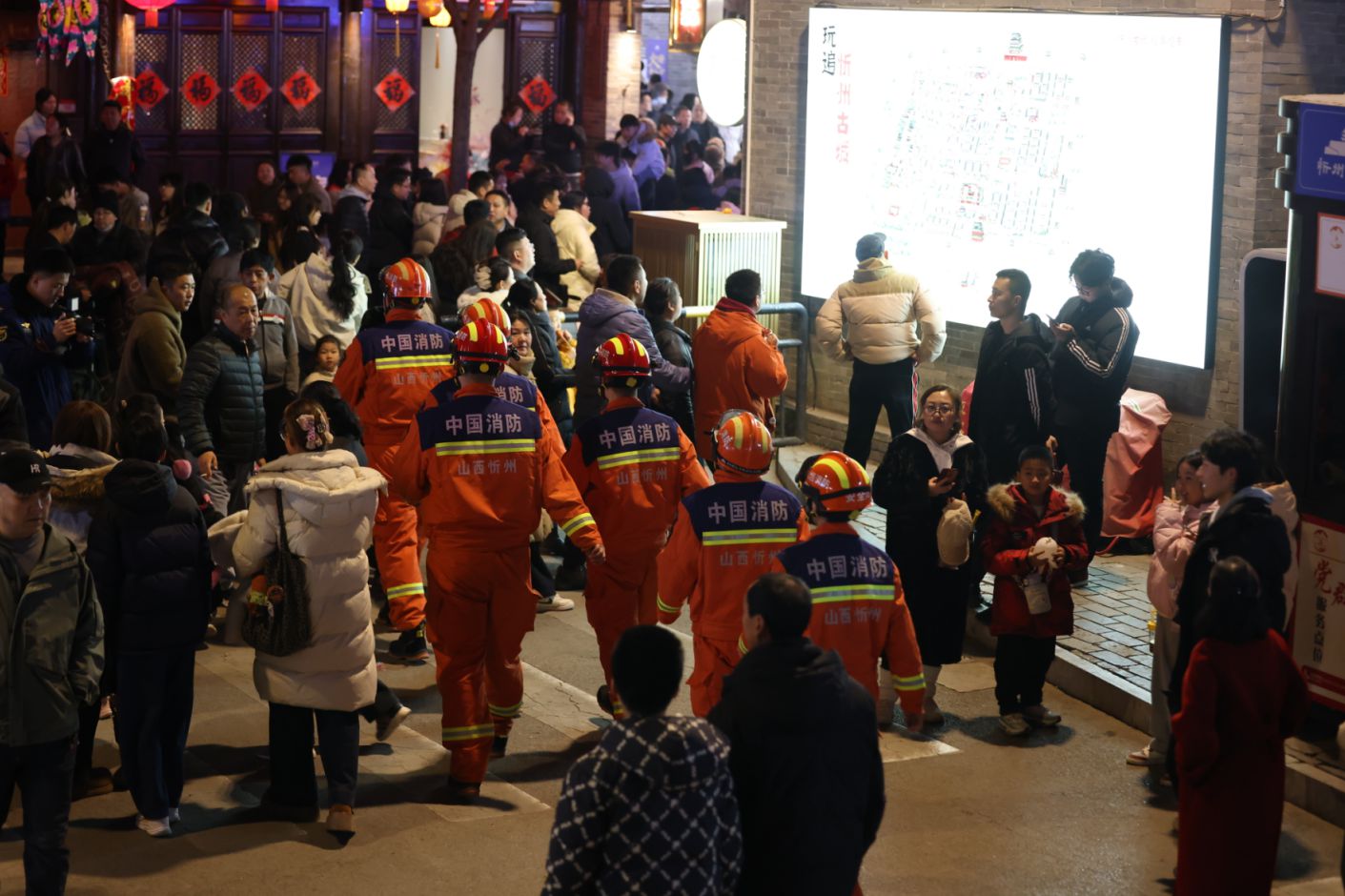 新春走基层丨24小时暖心巡逻,为古城春节“亮灯护航” 新春走基层丨24小时暖心巡逻,为古城春节“亮灯护航”