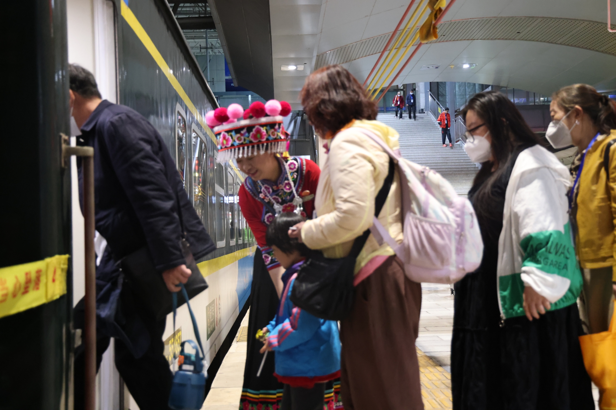 赏花潮来临 云南铁路开行“游遍神州系列”特色赏花专列 通讯员 蒋志飞 摄