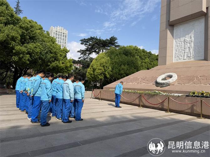 在纪念碑前默哀