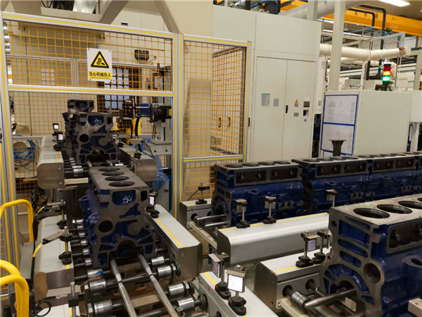 大量使用机器人的自动化车间。