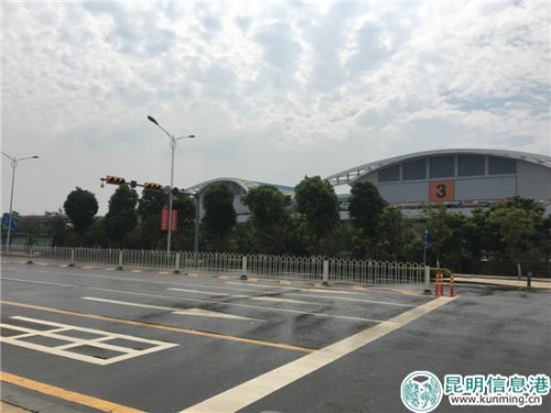 图1：经过“吸、冲、洗、扫、抑”等作业流程，场馆周边主要道路基本达到眼看无尘、手摸无灰的标准。