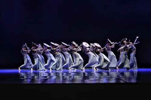 2.学校新创编的群舞《陶醉了》将参加今年八月份全国舞蹈界最高赛事“荷花奖”的比赛