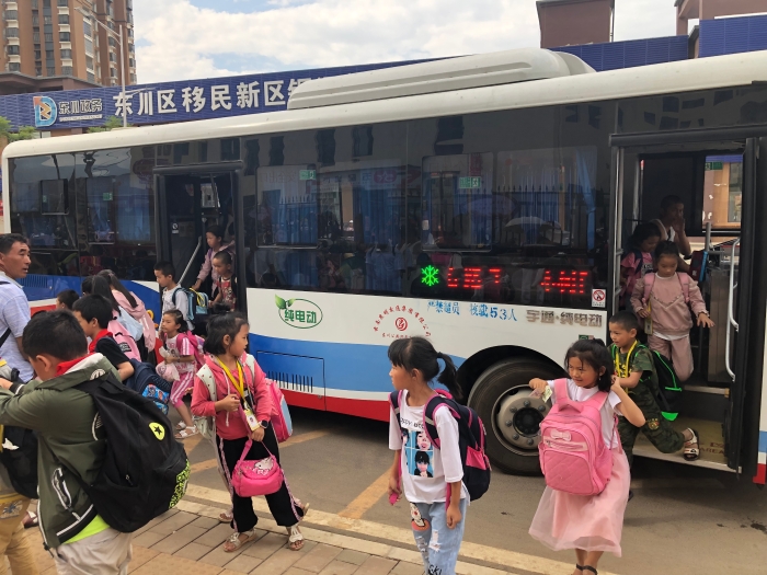 爱心公交接送学生们上学