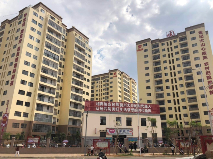 一幢幢粉黄的住宅楼鳞次栉比