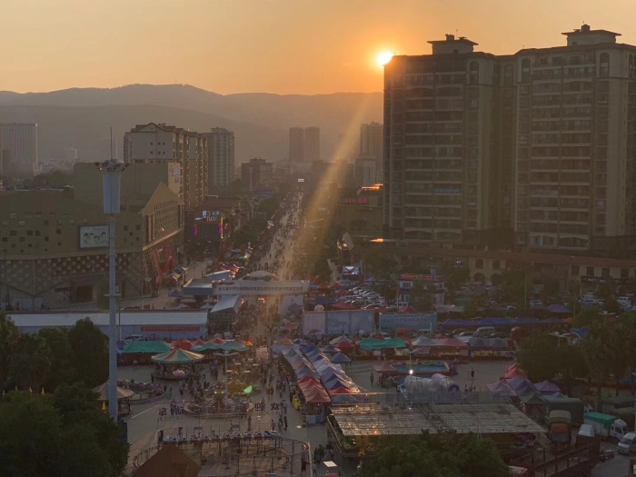宜良花街盛景。