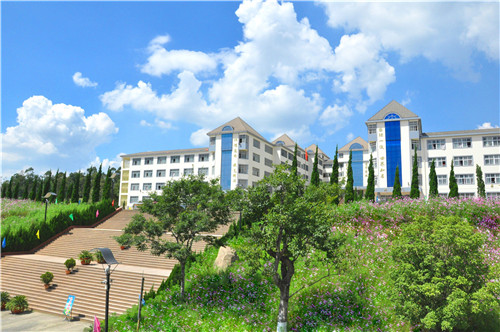 依山而建，鸟语花香