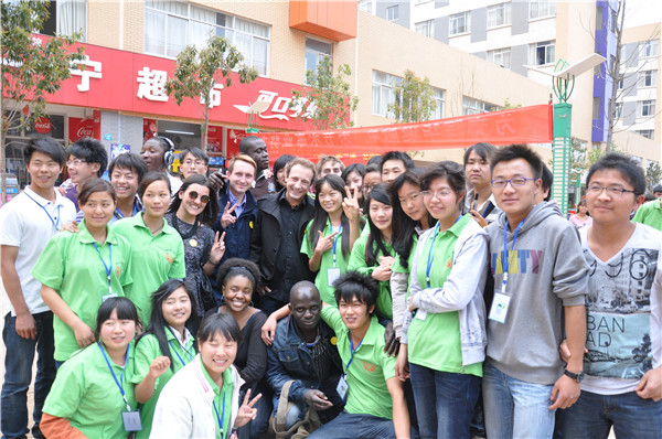 留学生参加学校运动会