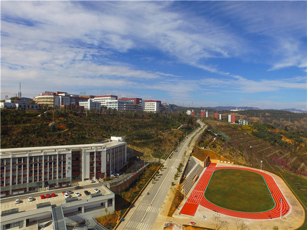 腾龙田径场和明尚楼 腾龙田径场和明尚楼