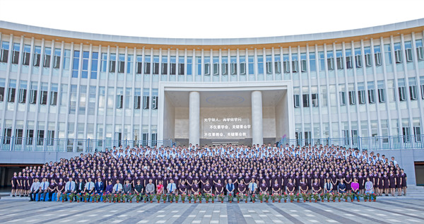 全校教职工合影_副本