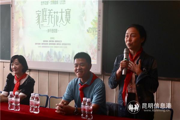 张英(右一)分享种子小科普 张英(右一)分享种子小科普