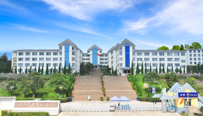 气势雄伟的校园正门