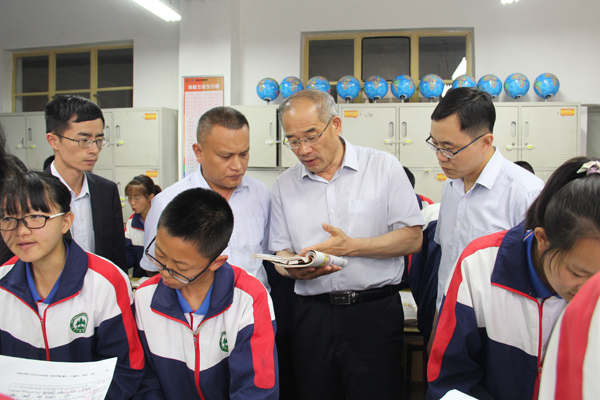 校长与孩子在一起 校长与孩子在一起