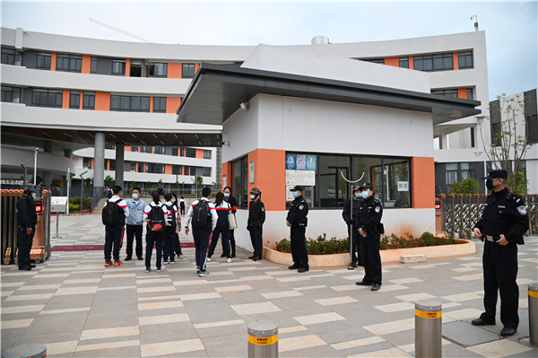 昆明长城中学新城校区晨检入校