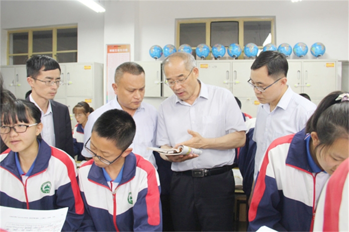 校长与孩子在一起 校长与孩子在一起