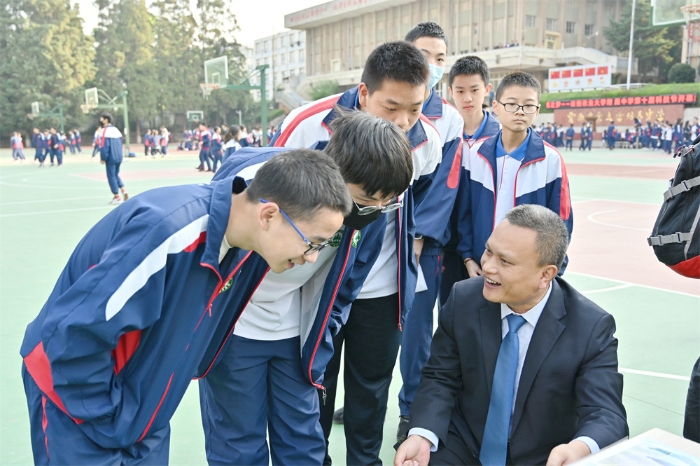 丁春和校长与学生们在一起