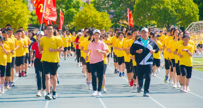 高富英校长荣获第二届蔡崇信以体树人杰出校长称号