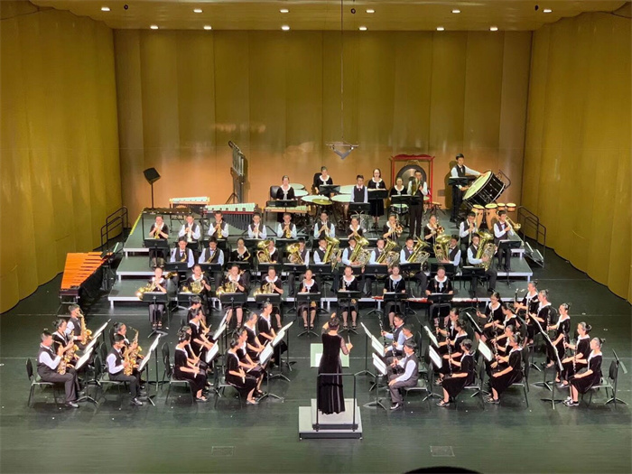 学校管乐团多次获得省市特等奖、一等奖,2019年管乐团作为云南省唯一的一支普通中学的管乐团代表云南省参加第六届全国中小学生艺术节展演获得二等奖。 (1) 学校管乐团多次获得省市特等奖、一等奖,2019年管乐团作为云南省唯一的一支普通中学的管乐团代表云南省参加第六届全国中小学生艺术节展演获得二等奖。 (1)