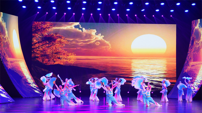 学校舞蹈队的原创舞蹈参加省市比赛,多次获得一等奖。 (5) 学校舞蹈队的原创舞蹈参加省市比赛,多次获得一等奖。 (5)