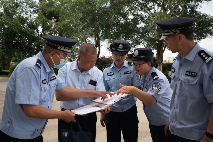 2辖区派出所干警到学校检查指导工作