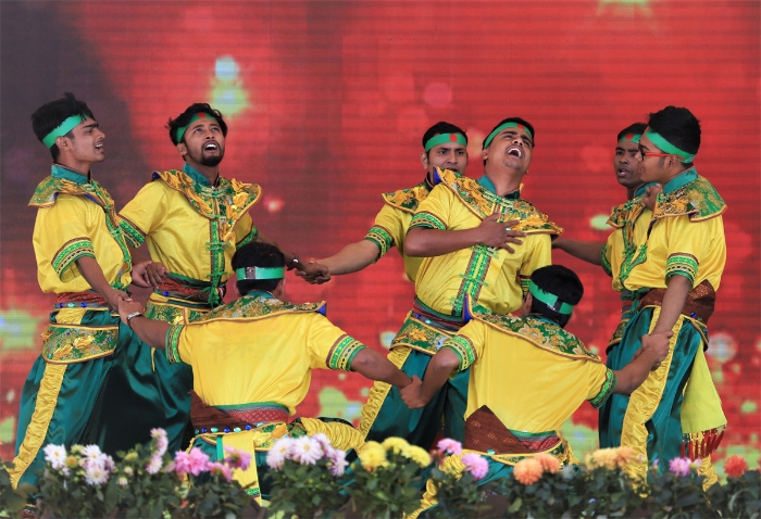 学校留学生在迎新晚会上用表演歌舞表演亮相