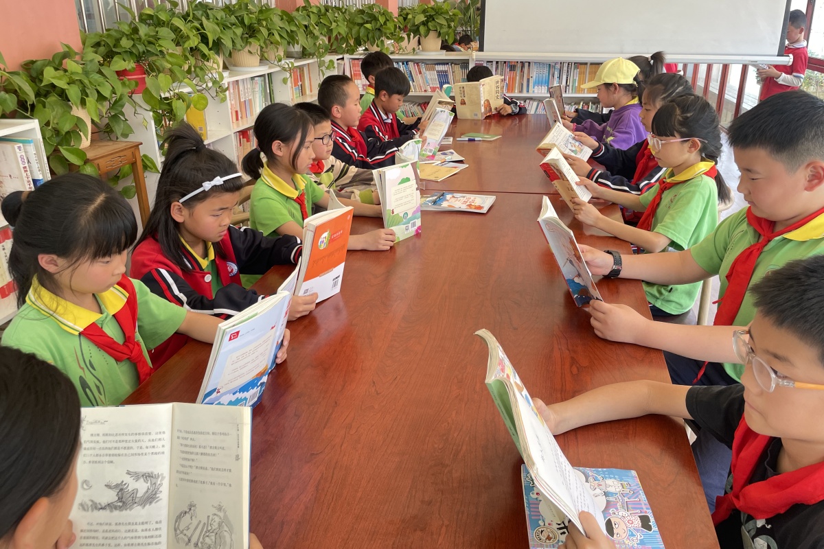 书香校园和谐  师生积极向上