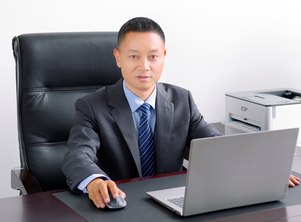 立凌云之志，铸金石之骨